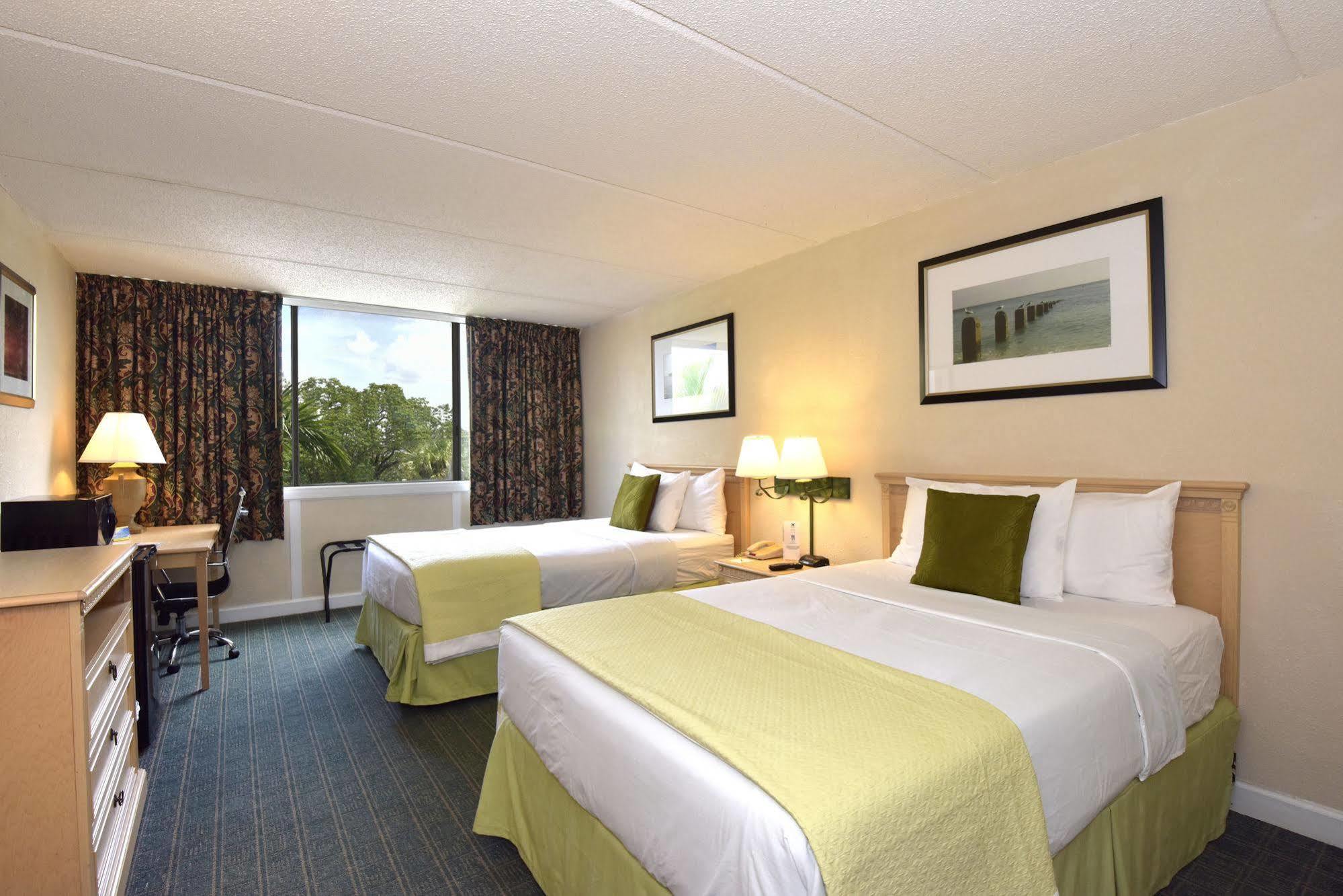Envision Miami International Airport 3*